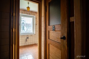 Wnętrze jednego z mieszkań komunalnych w Gdyni, kt&oacute;re wymaga remontu i zostanie uwzględnione w programie (fot. Kamil Złoch)