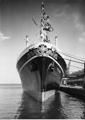 Dziób M/S Piłsudskiego w porcie pasażerskim.1935 fot. Henryk Poddębski