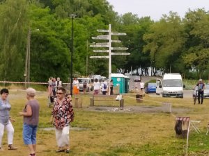 Na zdjęciu znajdują się seniorzy podczas pikniku na Polance Redłowskiej w Gdyni
