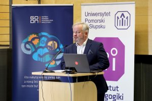 Konferencja „Edukacja równościowa zaczyna się w szkole”. Na zdjęciu dyrektor Gdyńskiego Ośrodka Doskonalenia Nauczycieli, Wojciech Jankowski (fot. Katarzyna Balcerzak)