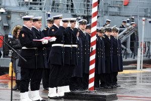 Uroczystość ostatniego opuszczenia bandery na ORP Kondor / fot. Michał Puszczewicz