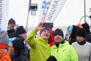 Uczestnicy biegu między molami na starcie w Orłowie robią sobie selfie