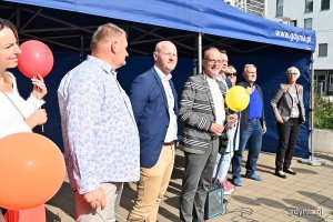 Od prawej: Joanna Zielińska - przewodnicząca Rady Miasta Gdyni, prezydent Wojciech Szczurek, Bożena Zglińska - dyrektorka Centrum Aktywności Seniora, Kordian Kulaszewicz - prezes Fundacji Adaptacja, wiceprezydenci Michał Guć i Bartosz Bartoszewicz, radni Jarosław Kłodziński i Danuta Białooka-Kostenecka na placu Kaszubskim, gdzie zakończył się przemarsz w ramach V Pomorskiego Dnia Seniora