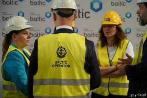 Na zdj. prezydentki Aleksandra Kosiorek i Aleksandra Dulkiewicz w hali Energomontażu Północ Gdynia – Zakładzie Produkcyjnym