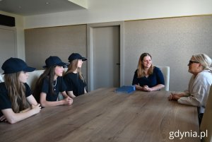 Młode artystki podzieliły się z prezydent Gdyni Aleksandrą Kosiorek swoimi wrażeniami po festiwalu (fot. Magdalena Starnawska)