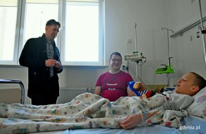 Odwiedziny aktora Rafała Królikowskiego na oddziale pediatrycznym i chirurgii dziecięcej w gdyńskim szpitalu, fot. Kamil Złoch