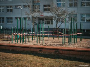 Plac zabaw przy ul. Staffa, urządzenie wyłączone z użytkowania (fot. Marcin Mielewski / Zarząd Dr&oacute;g Miejskich)