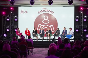 Od lewej: Magdalena Szefernaker - prowadząca panel na temat samorządu, Marta Majewska – burmistrz Hrubieszowa, wiceprezydent Gdyni Katarzyna Gruszecka-Spychała, Anita Richert-Kaźmierska – zastępca wójta gminy Kolbudy, Dorota Chilik – wójt gminy Miejsce Piastowe, dr hab. Aneta Gawkowska – adiunkt na Wydziale Stosowanych Nauk Społecznych i Resocjalizacji UW, Michał Kot – dyrektor Instytutu Pokolenia i dr Olga Kotowska-Wójcik – adiunkt Instytutu Nauk Socjologicznych UKSW podczas konferencji „Polka XXI wieku”// fot. materiały Fundacji Projekt PL