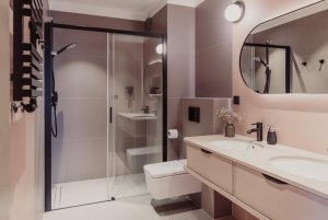 Łazienka w jedenym z apartament&oacute;w w obiekcie Green Hill Gdynia Orłowo A