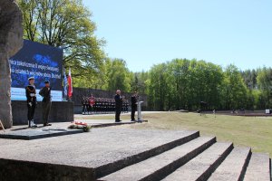 Uroczystości z okazji 81. rocznicy zakończenia II wojny światowej oraz uwolnienia ostatnich więźni&oacute;w niemieckiego nazistowskiego obozu koncentracyjnego Stutthof odbyły się pod Pomnikiem Walki i Męczeństwa w Muzeum Stutthof w Sztutowie 