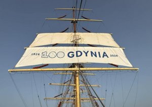 Żagiel stulecia Gdyni na maszcie &bdquo;Daru Młodzieży&rdquo; 
