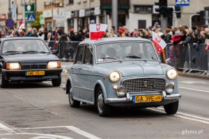 Zabytkowe auta na paradzie z okazji Narodowego Święta Niepodległości // fot. Karol Stańczak