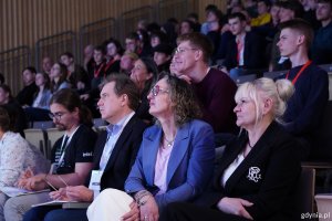 Na zdjęciu m.in. Iwona Tanewska, naczelnik Wydziału Edukacji Urzędu Miasta Gdyni i Tomasz Hodakowski, ekspert ds. Transformacji Cyfrowej i ekspert Polskiej Izby Informatyki i Telekomunikacji, członek jury 6. Pomorskiego Hackathonu
