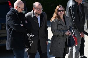 Uroczystości pogrzebowe Leszka Kopcia na Cmentarzu Łostowickim w Gdańsku - od lewej: wiceprezydent Gdyni Bartłomiej Austen, dyrektor zarządzający ds. kultury i aktywności mieszkańców Mariusz Bzdęga, prezydent Gdyni Aleksandra Kosiorek (fot. Michał Puszczewicz)