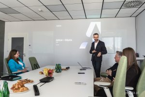 Wizyta w siedzibie ADVA Optical Networking - prezentacja przedstawiciela firmy. Z lewej siedzi prezydent Gdyni Aleksandra Kosiorek (fot. Kamil Złoch)