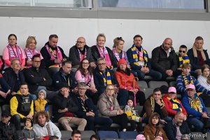 W różowym meczu na rzecz profilaktyki raka piersi uczestniczyli m.in.: prezydent Gdyni Aleksandra Kosiorek, wiceprezydenci Oktawia Gorzeńska, Tomasz Augustyniak i Bartłomiej Austen, Jacek Siewiera - szef BBN, posłanka Wioleta Tomczak, Paweł Brutel - zastępca dyrektora Gdyńskiego Centrum Sportu czy aktorka Daria Widawska
