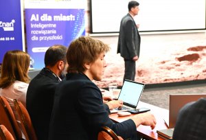 Uczestnicy konferencji i mówca