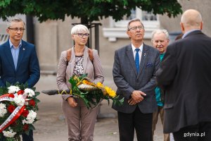 Marek Rutka, Joanna Zielińska, Zenon Roda pod pomnikiem Antoniego Abrahama. Fot. Mateusz Dietrich. 