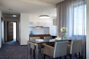 Apartamenty Longstay, salon z aneksem kuchennym