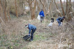 Uczestnicy sprzątania terenu przy Źródle Marii, które zorganizowano w ramach akcji „Godzina dla Ziemi WWF”