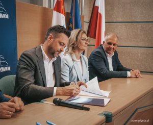 Podpisanie umowy na budowę 260 nowych wiat przystankowych w Gdyni (fot. Marcin Mielewski)