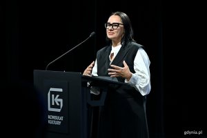 Katarzyna Korzeniewska &ndash; dyrektorka Gdyńskiego Centrum Kultury otwierająca forum Horizons of Peace w Konsulacie Kultury 