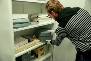 Układania nie półce, wśród innych zabytkowych pamiątek, starych taśm filmowych