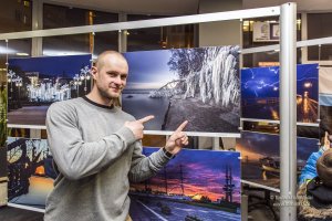 Marek Sałatowski ze swoim zdjęciem / fot. Tadeusz Łomiński