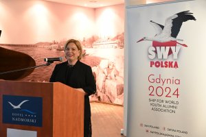 na zdjęciu uśmiechnięci ludzie