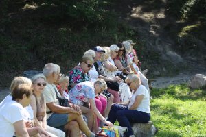 Uczestnicy pikniku dla senior&oacute;w na Polance Redłowskiej