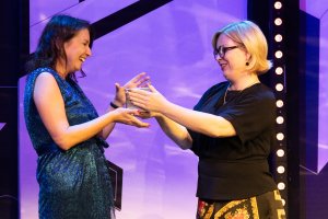 Wręczenie nagrody w kategorii esej. Na zdjęciu (od lewej): Marta Baron-Milian, laureatka NLG, Oktawia Gorzeńska, wiceprezydentka Gdyni (fot. Anna Rezulak)