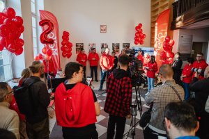 Uczestnicy spotkania w Urzędzie Miejskim w Gdańsku z okazji 2. urodzin Mevo 