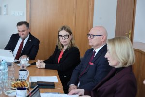 Posiedzenie Powiatowej Rady Rynku Pracy. Na zdjęciu od lewej: wiceprezydent Gdyni Tomasz Augustyniak, wiceprezydentka Gdyni Oktawia Gorzeńska, przewodniczący Powiatowej Rady Rynku Pracy dla Gdyni i Sopotu Wojciech Kodłubański i m&oacute;wi dyrektor Powiatowego Urzędu Pracy Jolanta Klauze