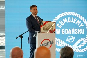 Piotr Grzelak, zastępca prezydent Gdańsk ds. zr&oacute;wnoważonego rozwoju i gospodarki, przemawiający podczas otwarcia gdańskiego biura firmy Bechtel 