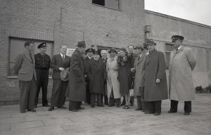 Wizyta Eugeniusza Kwiatkowskiego w porcie rybackim w Gdyni // Fot. Florian Staszewski, 1945-1946 r., ze zbiorów Muzeum Miasta Gdyni. 