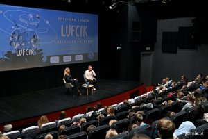 Grzegorz Kasdepke i Magdalena Rigamonti oraz publiczność zgromadzona podczas premiery książki pt. &bdquo;Lufcik&rdquo; w Gdyńskim Centrum Filmowym (fot. Magdalena Czernek)