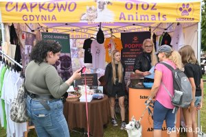 W parku znajdziemy także stoisko schroniska „Ciapkowo”