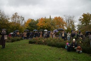 Rodzice uczniów SP 51 dzielnie kibicują swoim pociechom, podczas deszczowej pogody i chowają się pod parasolami