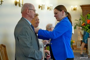 Prezydent Aleksandra Kosiorek wręcza medal jubilatom