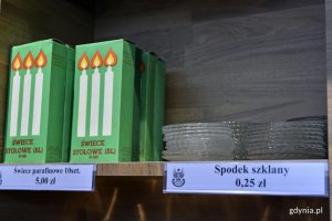 W sklepie można znaleźć różnego rodzaju mienie ruchome, umundurowanie i sprzęt powojskowy // fot. Magdalena Czernek
