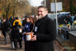 Tadeusz Szemiot - przewodniczący Rady Miasta Gdyni podczas kwesty na rzecz gdyńskiego hospicjum