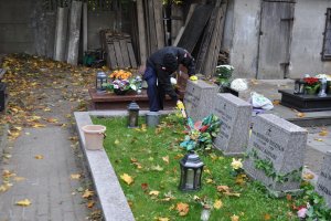 Akademia Marynarki Wojennej troską objęła mogiły zasłużonych żołnierzy, obrońców Wybrzeża i byłych komendantów uczelni // fot. materiały AMW w Gdyni