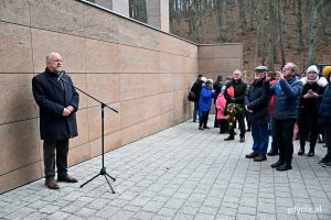 Marek Stępa, naczelnik Wydziału Ochrony Dziedzictwa Urzędu Miasta Gdyni, podczas uroczystości odsłonięcia tablic memoratywnych z nazwiskami powstańców wielkopolskich na Cmentarzu Witomińskim. Czwarty z lewej: prezydent Wojciech Szczurek. Obok rodziny upamiętnionych na tablicach powstańców wielkopolskich  // fot. Magdalena Czernek