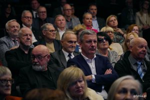 Uczestnicy uroczystości z okazji 50-lecia Towarzystwa Miłośnik&oacute;w Gdyni zgromadzeni w sali Konsulatu Kultury. Wśr&oacute;d nich m.in. były prezydent Gdyni Wojciech Szczurek i były wiceprezydent Gdyni Marek Stępa