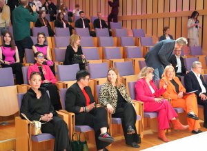 Grupa os&oacute;b na widowni