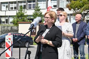 kobieta przy mikrofonie
