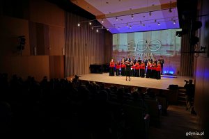 Ch&oacute;r Szkoły Muzycznej I i II stopnia im. Z. Noskowskiego śpiewający podczas koncertu &bdquo;Muzyczny portret Gdyni&rdquo; (