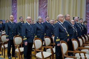 Uczestnicy uroczystości nadania tytułu doktora honoris causa Uniwersytetu Morskiego dr. Yohei Sasakawie zgromadzeni w auli 