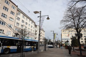 Na ulicy Świętojańskiej zawisły flagi w kaszubskich barwach i z motywem kaszubskiego haftu z okazji Dnia Jedności Kaszub&oacute;w 