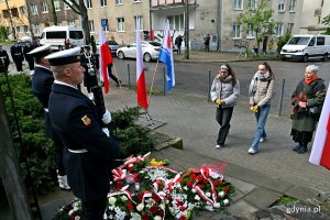 Przedstawicielki ZSP nr 3 w Gdyni składające kwiaty przed tablicą poświęconą pamięci społeczności żydowskiej w 81. rocznicę wybuchu powstania w getcie warszawskim 